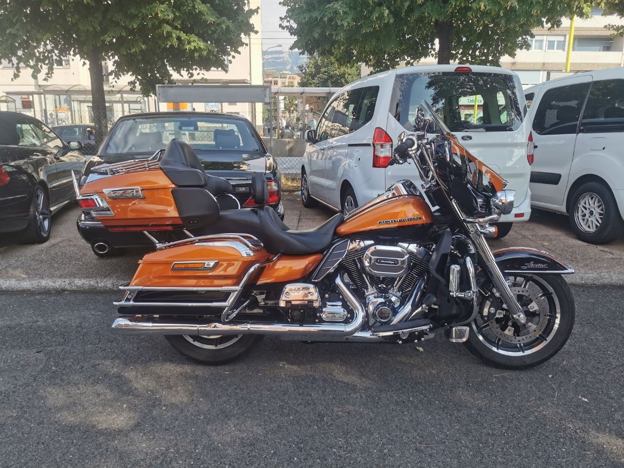 Harley-Davidson Electra Glide Édition spéciale Orange
